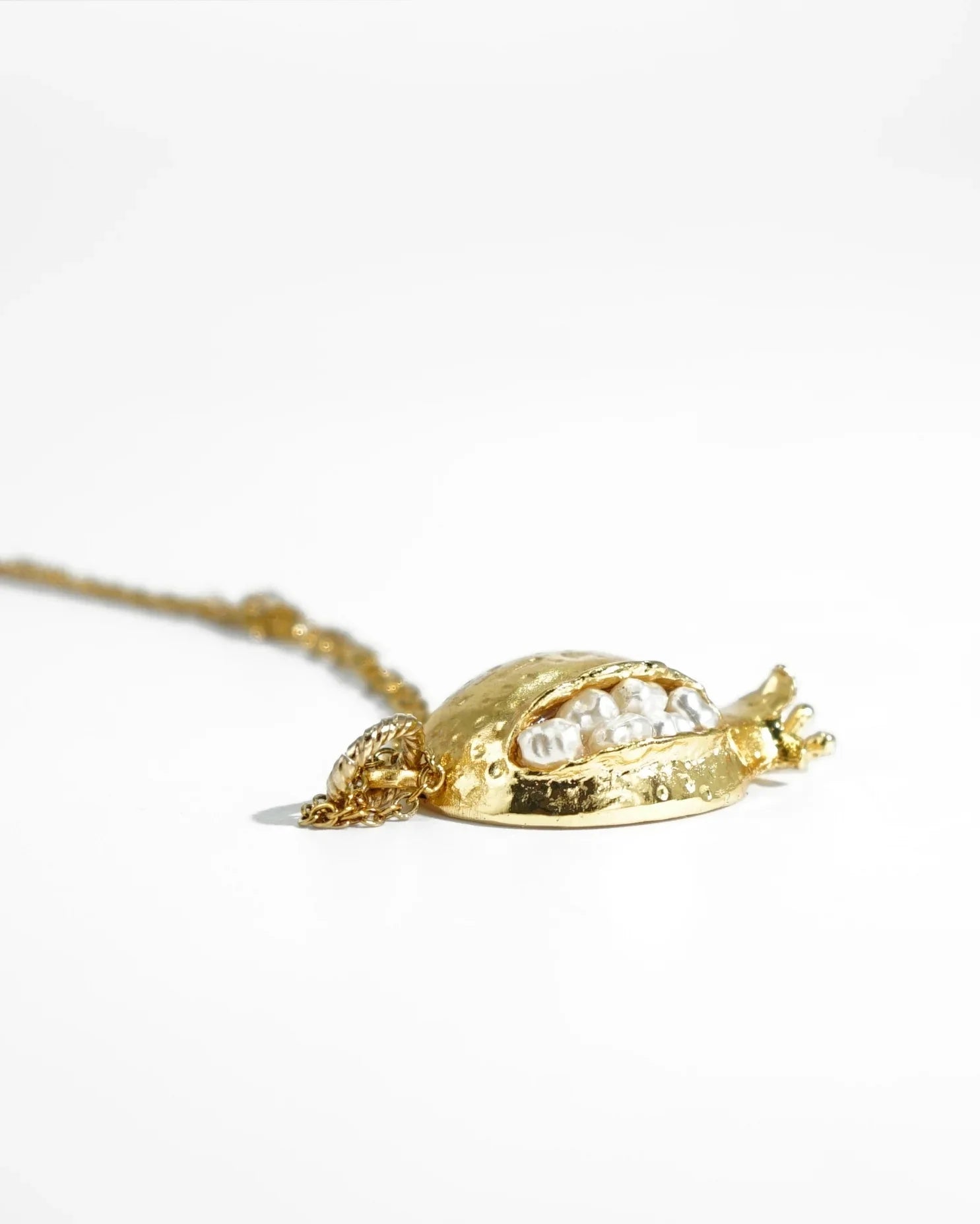 LUX QUARTZ NECKLACE