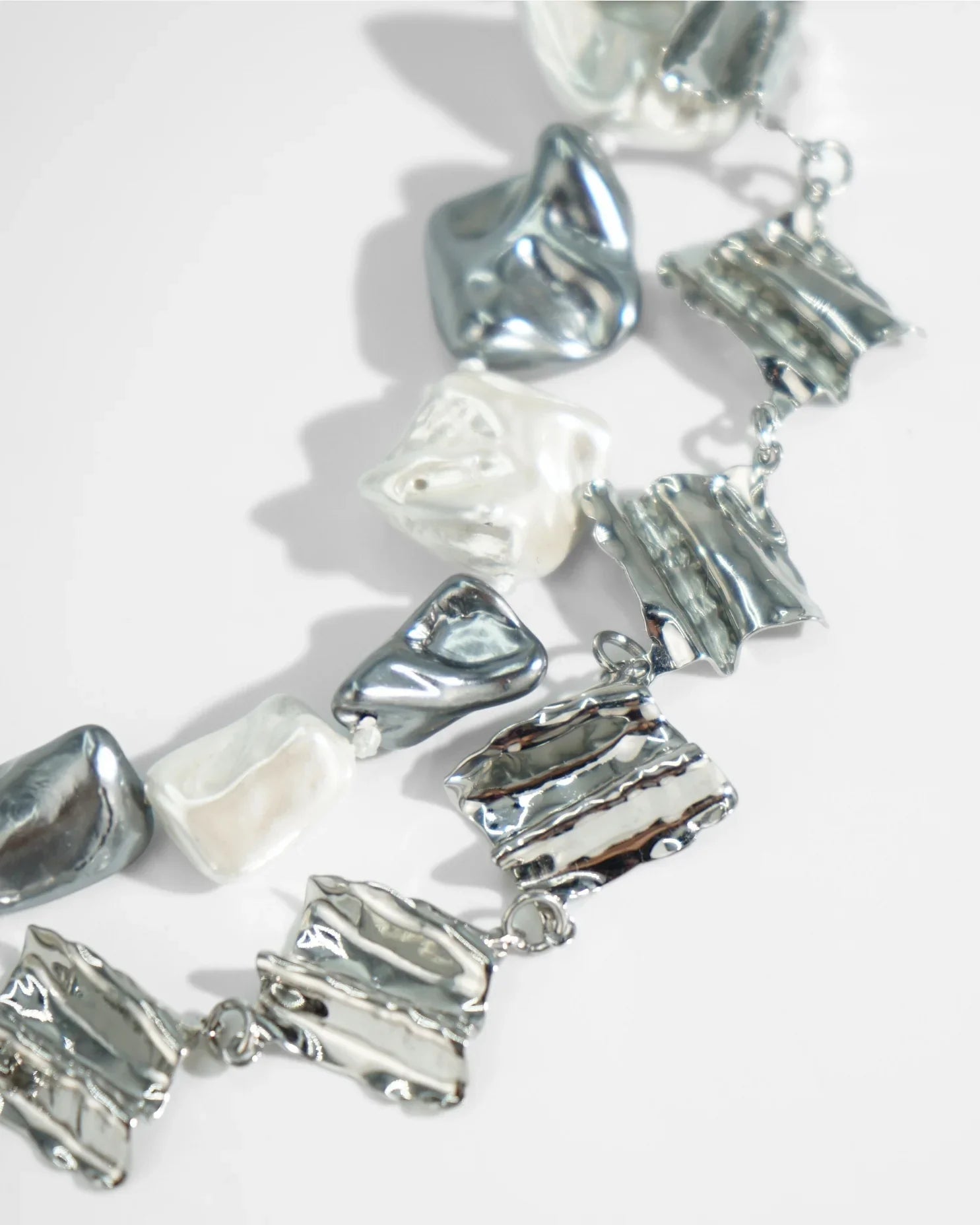 LUX QUARTZ NECKLACE