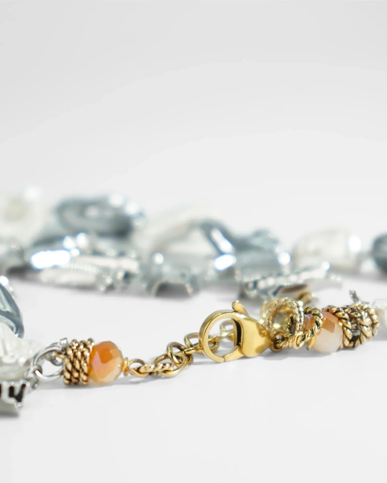 LUX QUARTZ NECKLACE